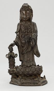 1145. FIGUR, svartpatinerad brons. Qing.