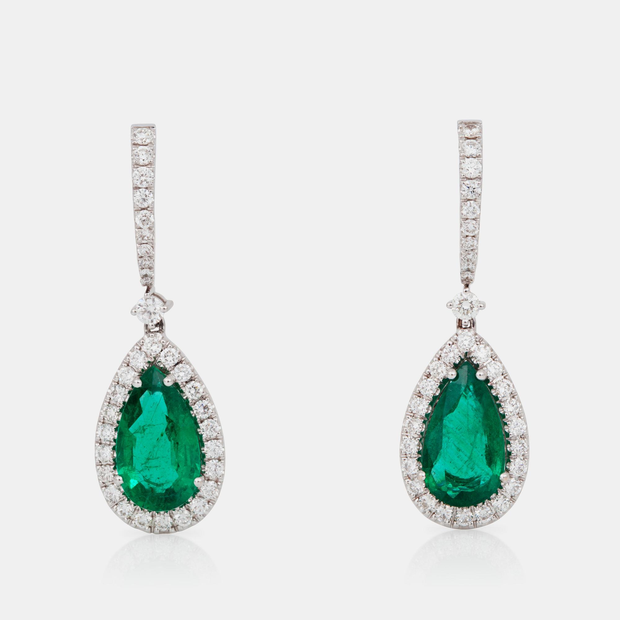 ÖRHÄNGEN med droppformade smaragder, totalt 4.50 ct, samt briljantslipade diamanter, totalt ca 1.00 ct.