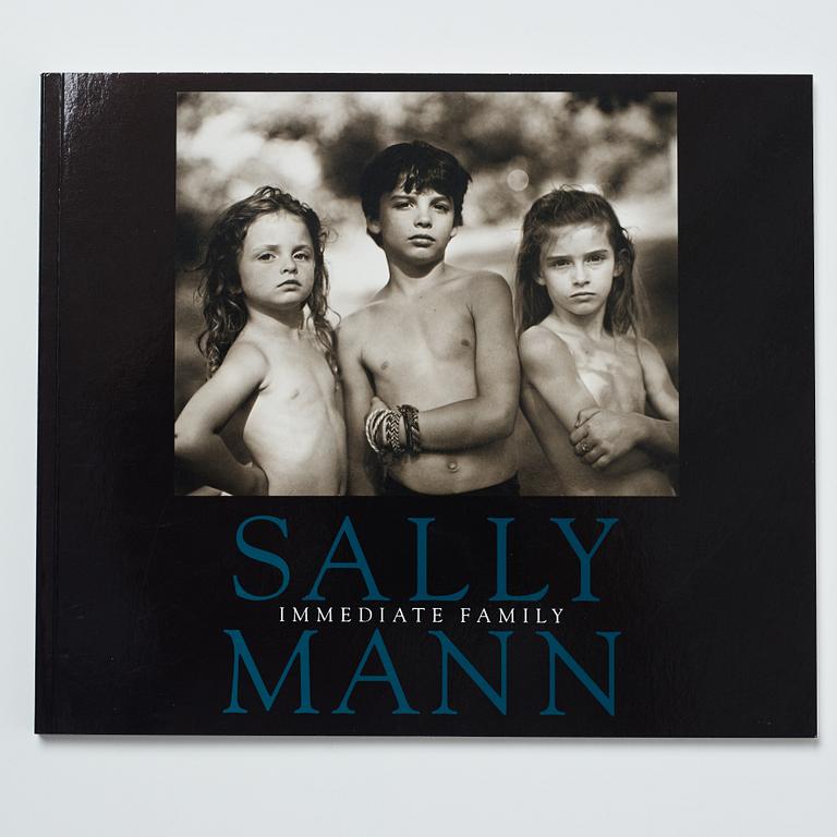 Sally Mann, bok Immediate Family signed.
