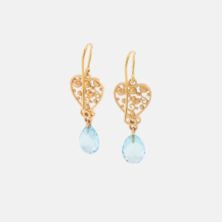 Ole Lynggaard, Earrings 18K gold with briolette-cut blue topazes and round brilliant-cut diamonds.