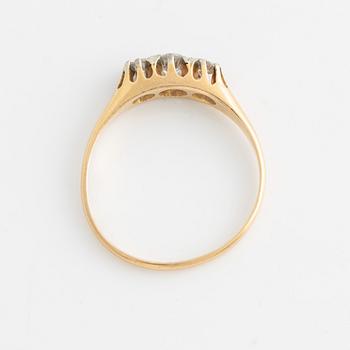 Ring, guld med tre briljantslipade diamanter.