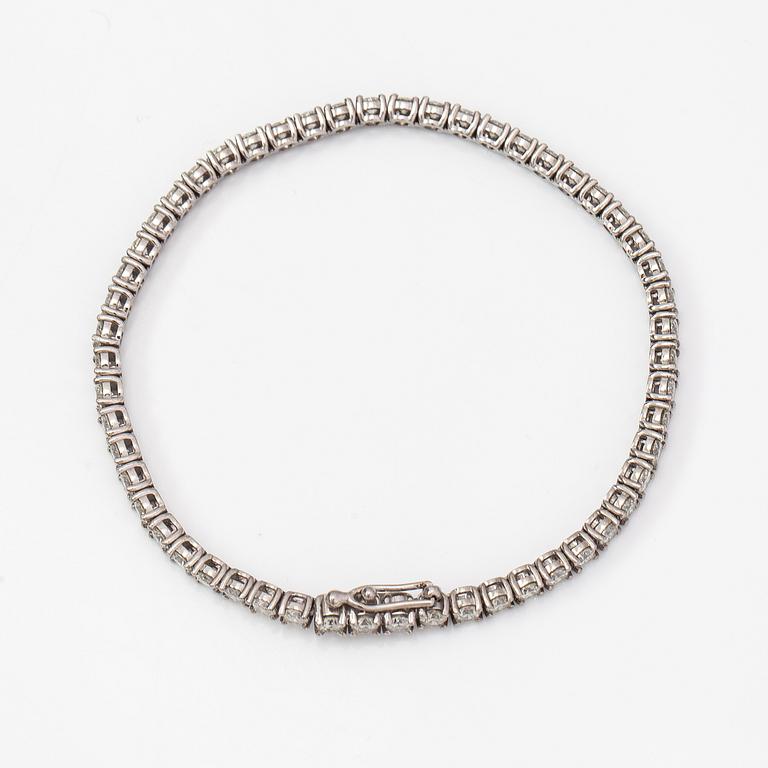 A 14K white gold tennis bracelet with diamonds ca. 5.20 ct in total. With AIG certificate.