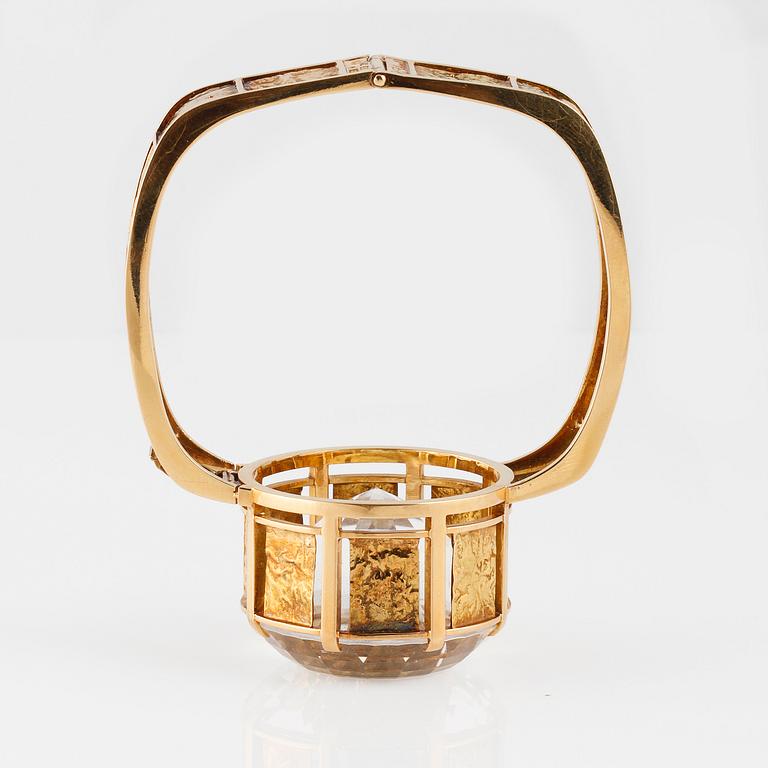 ARMRING, 18K guld med fasettslipad bergkristall, Bengt Rehnvall, Stockholm, 1965. Vikt 62,9 gram.