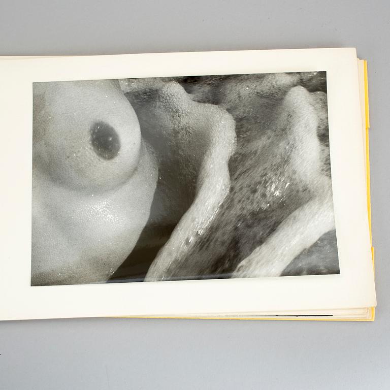 LUCIEN CLERGUE, album med 11 gelatinsilverfotografier, vintage. Numrerad 192, upplaga 250.