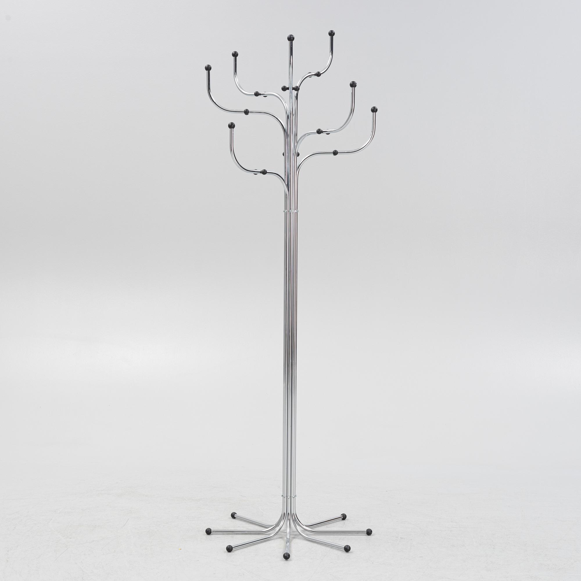 Sidse Werner, tamburmajor, "Coat Tree", Fritz Hansen, Danmark.