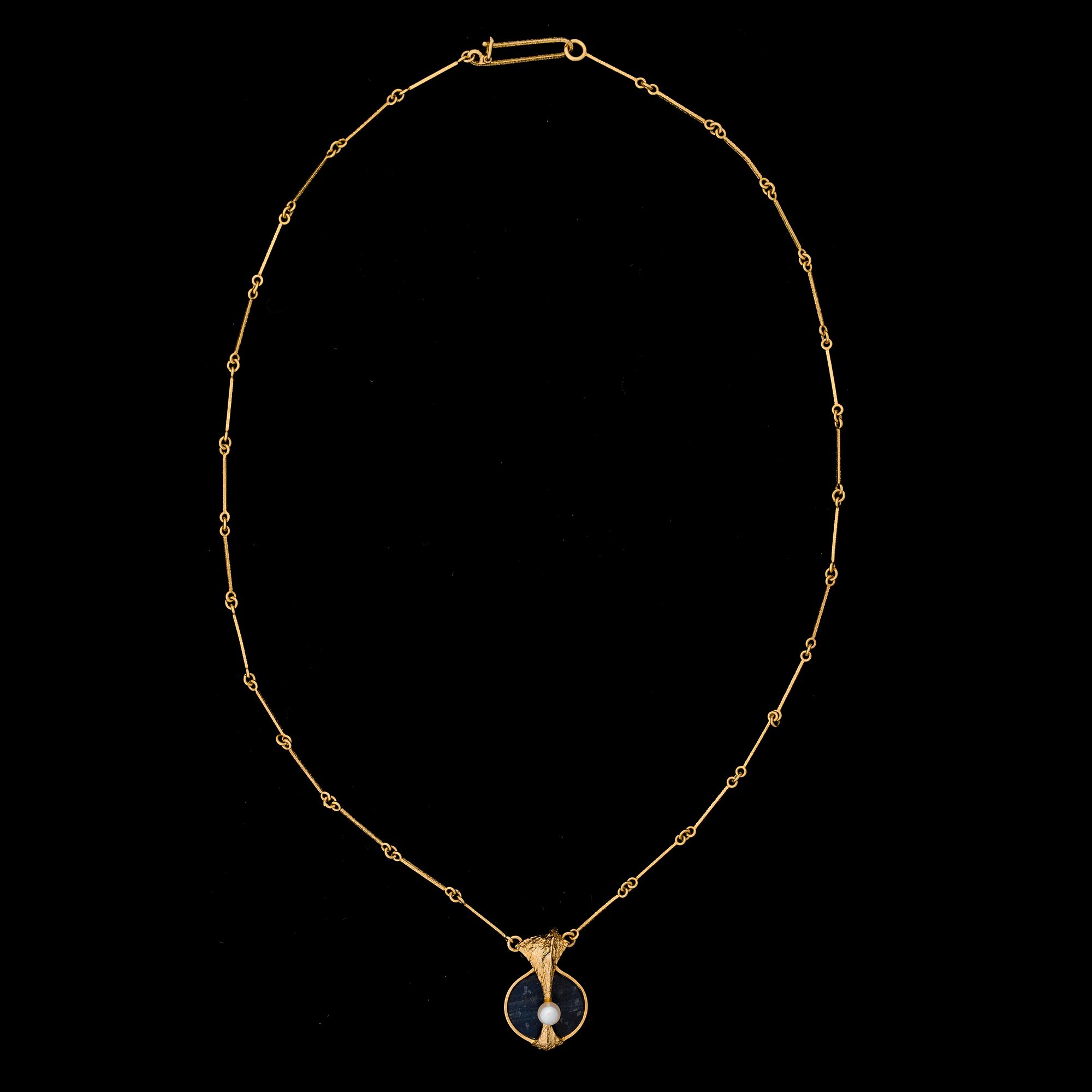 BJÖRN WECKSTRÖM, hänge "Månbro", 14K guld, spektrolit, odlad pärla. Lapponia 1976.