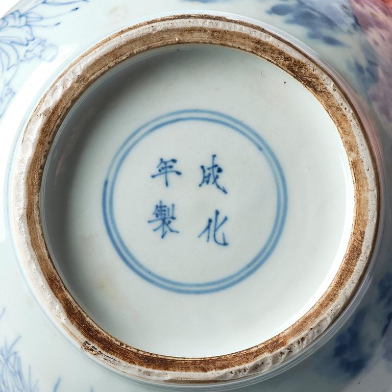 A blue and white pot, Transition, 17th century.