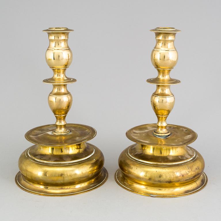 A pair of brass candlesticks, 18-/19th century.