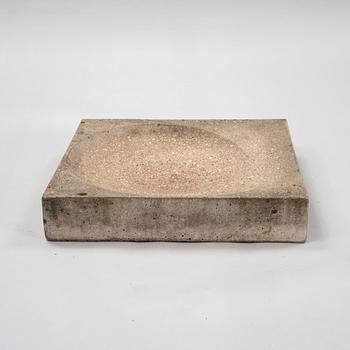 Stina Lindholm, a contemporary concrete bird bath, 'Snäckabad', Skulpturfabriken.