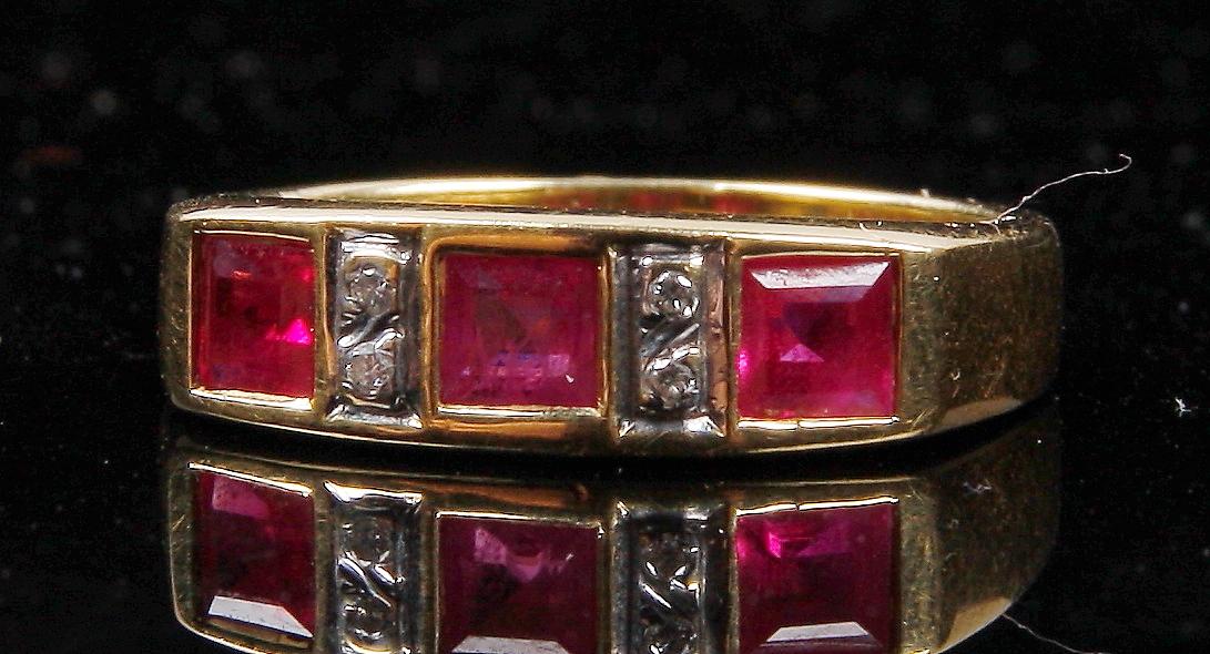 RING, 18 K guld, 3 rubiner samt 4 diamanter.