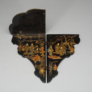 KONSOL samt MINIATYRBYRÅ, lackarbete, Kina. 1900-talets  första hälft.