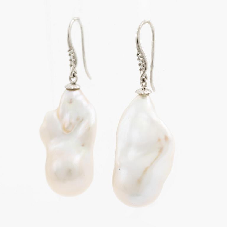 Earrings 18K white gold with cultured baroque freshwater pearls and brilliant-cut diamonds.