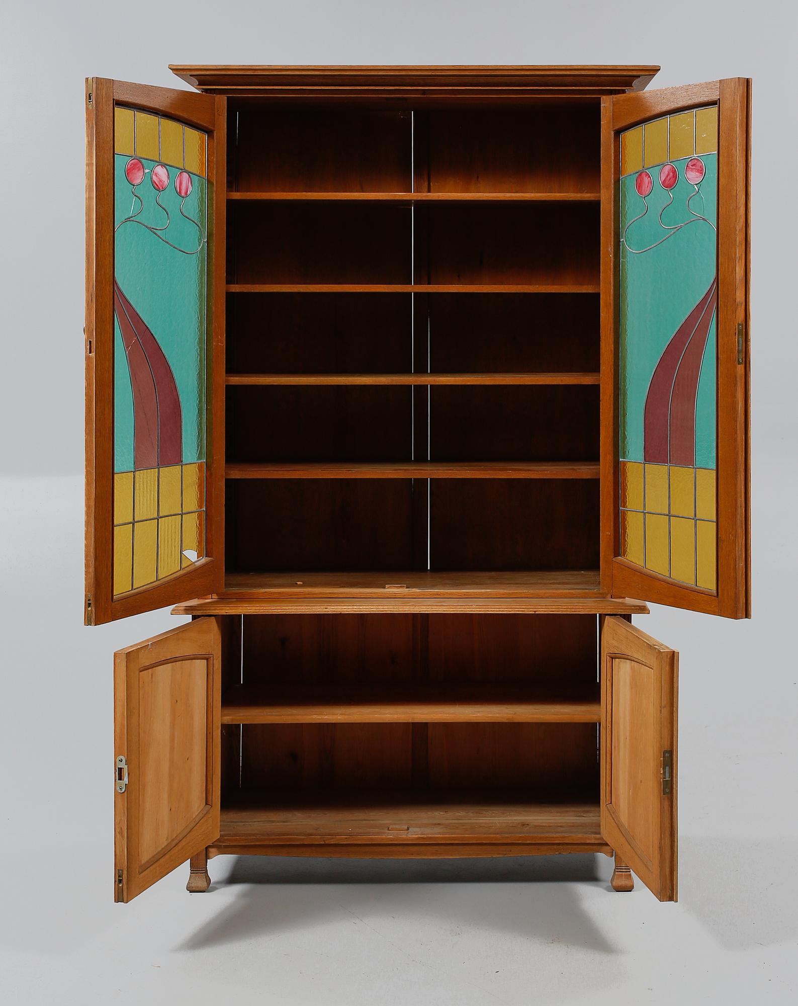 VITRINSKÅP, jugend, 1900-talets början.