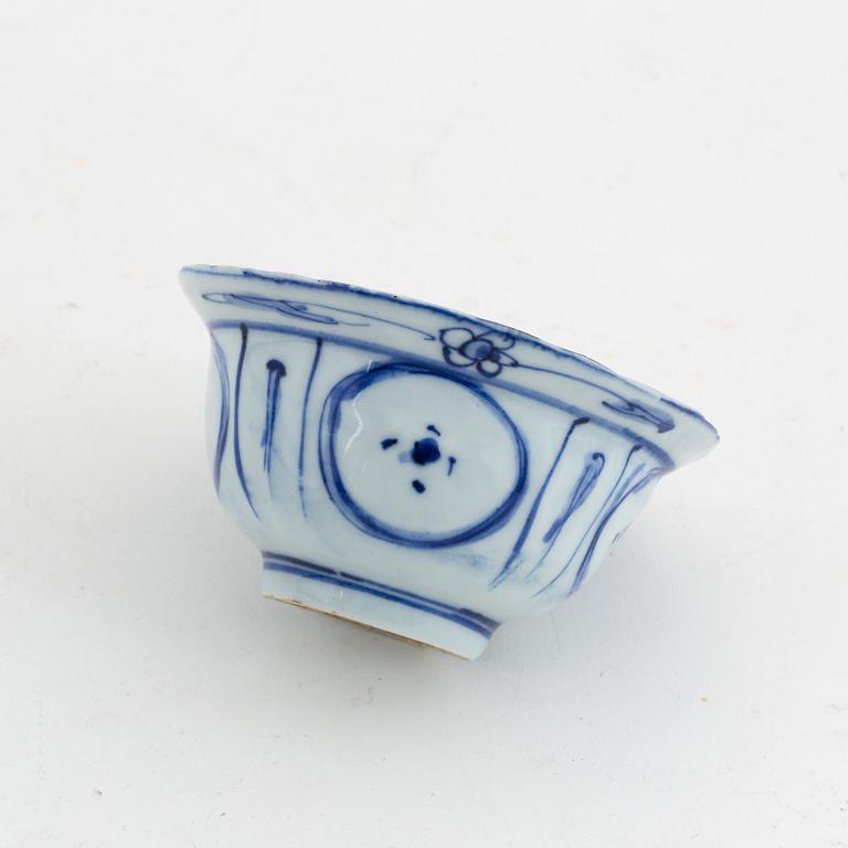 A Chinese blue and white "Kraak" bowl, Ming dynasty (1368-1644).