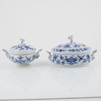 Servisdelar, 3 st, porslin, "Zwiebelmuster/Lökmönstret", Meissen, 1900-talets första hälft.