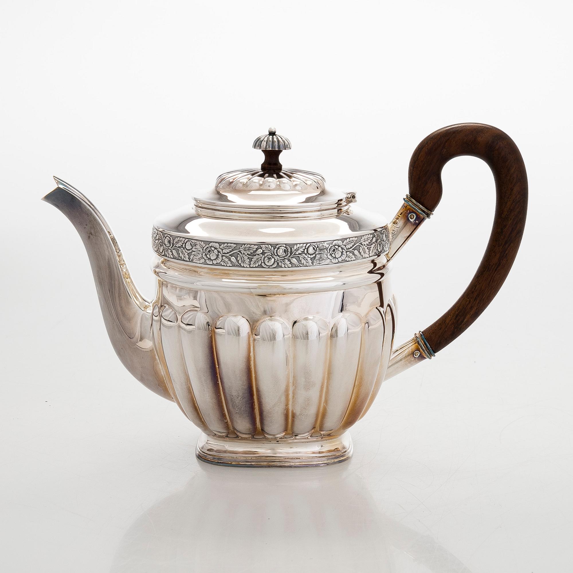 Kahvikannu, hopeaa, biedermeier-tyyli, Kultakeskus Oy, Hämeenlinna, 1966.