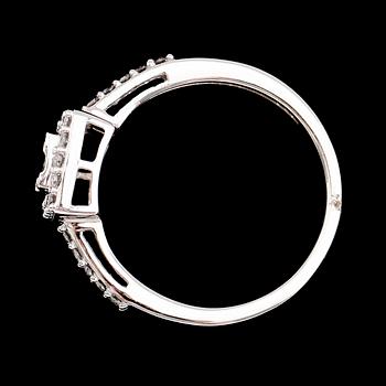 RING, 10 k vitguld, princess- och briljantslipade diamanter totalt 0.40 ct.