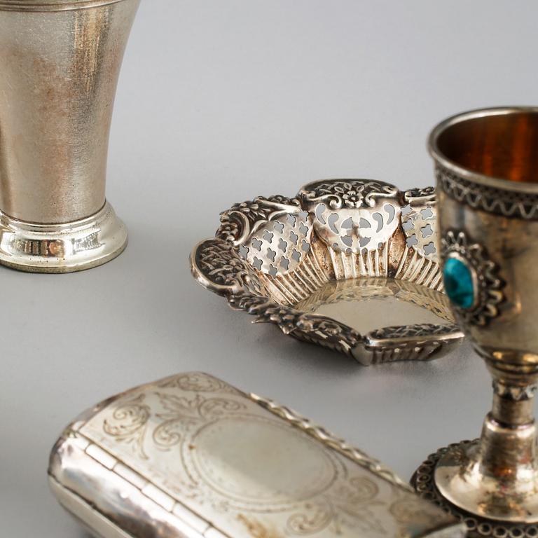 15 pieces of silver from the 19th and 20th century. Weight 684 gram.