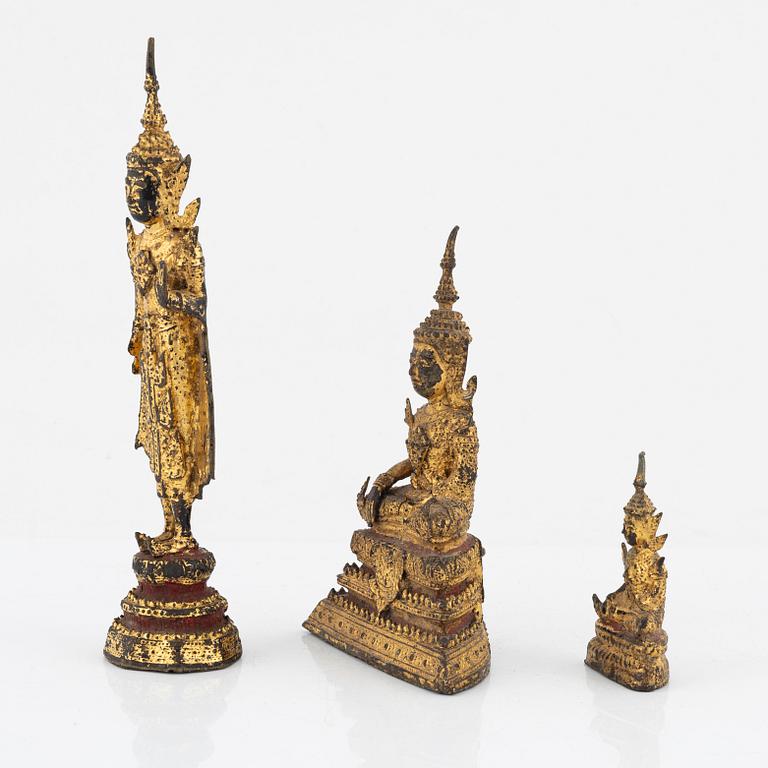 Buddhor, tre stycken, brons. Thailand, Bangkok,  omkring 1900.