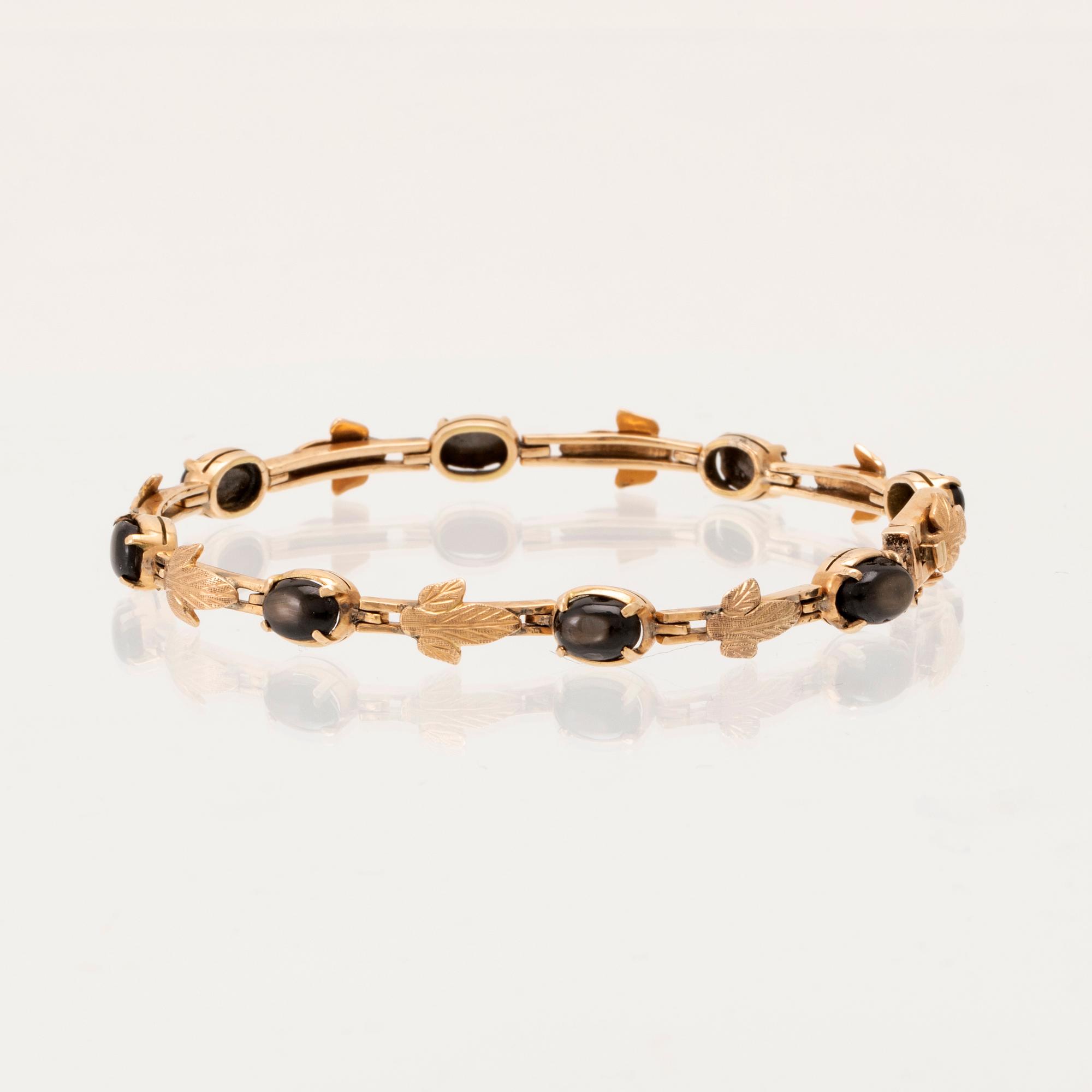 Armband 14K guld med svarta cabochonslipade stjärnsafirer.
