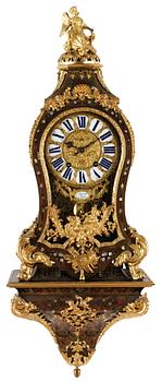 978. A French early 18th century bracket clock, marked J. Mornand A Paris.