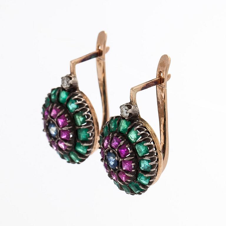 Örhängen, 14K guld och silver med rubiner, safirer, smaragder och diamanter.