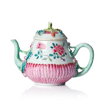 1019. A famille rose tea pot with cover, Qing dynasty, first half of 18th century.
