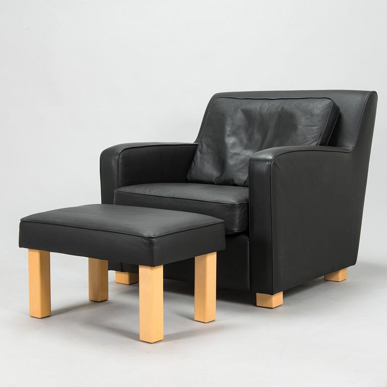 Ben af Schultén, fåtölj, nr 595, och ottoman, nr 596,  Artek, Finland. Modellen formgiven 1996.