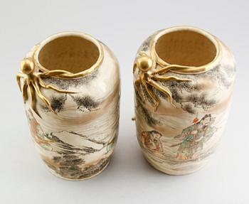 VASER, 1 par, porslin, Japan, Satsuma, 1900-talets första hälft.