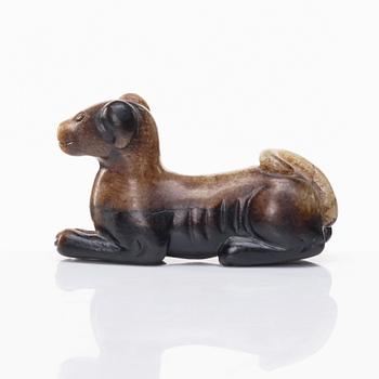 A sculptured nephrite figure of a dog, Qing dynasty.