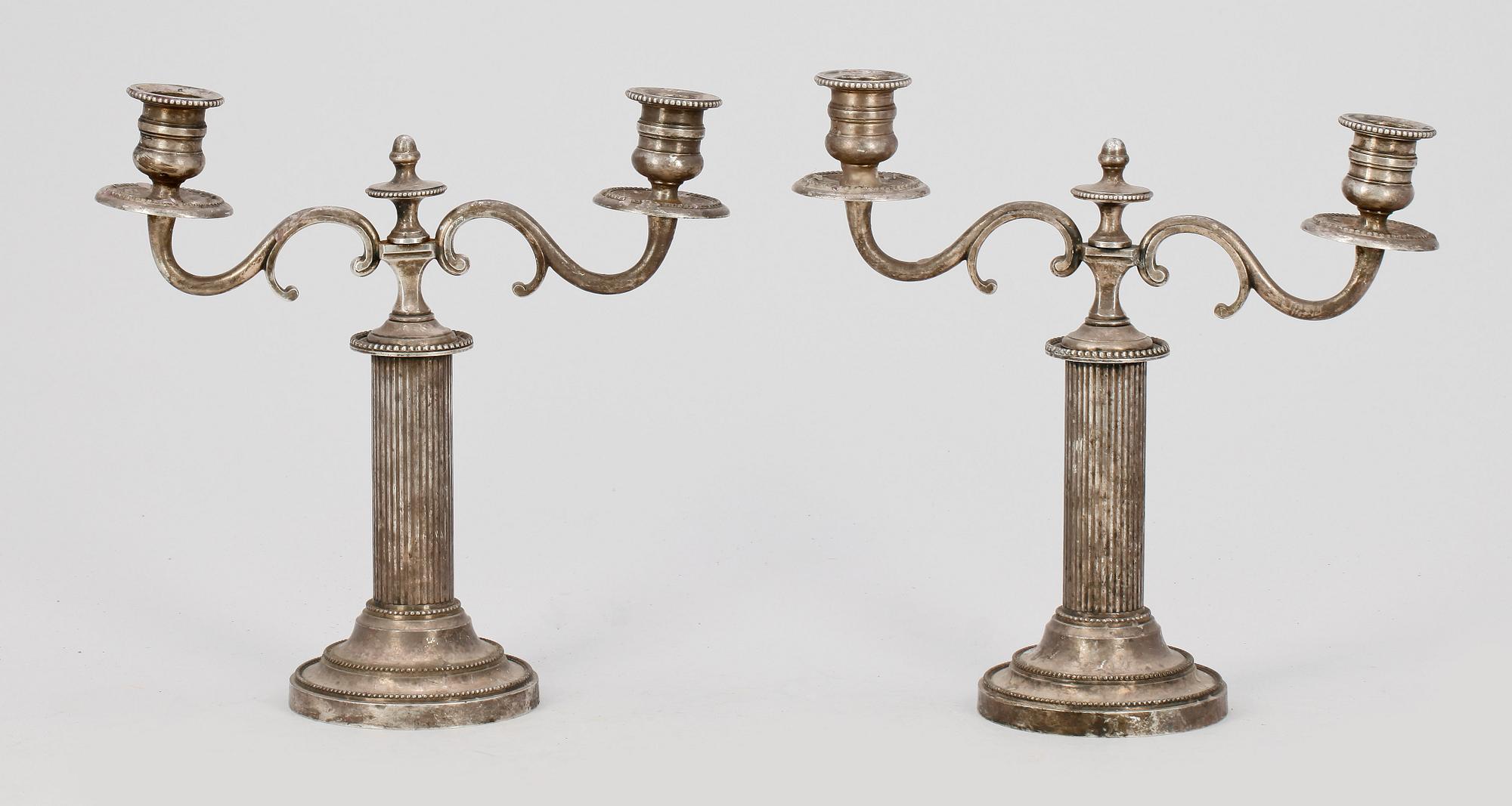 LJUSSTAKAR, ett par, nysilver, Louis XVI-stil, 1900-talets första hälft.