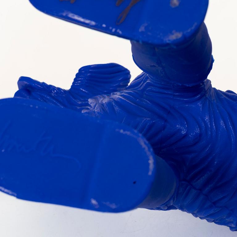 William Sweetlove, "Cloned Schnauzer with water bottle". (Blue).