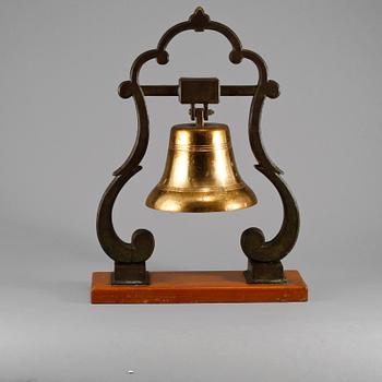 MÄSSKLOCKA SAMT FÄSTEN, ett par, 1900-tal.