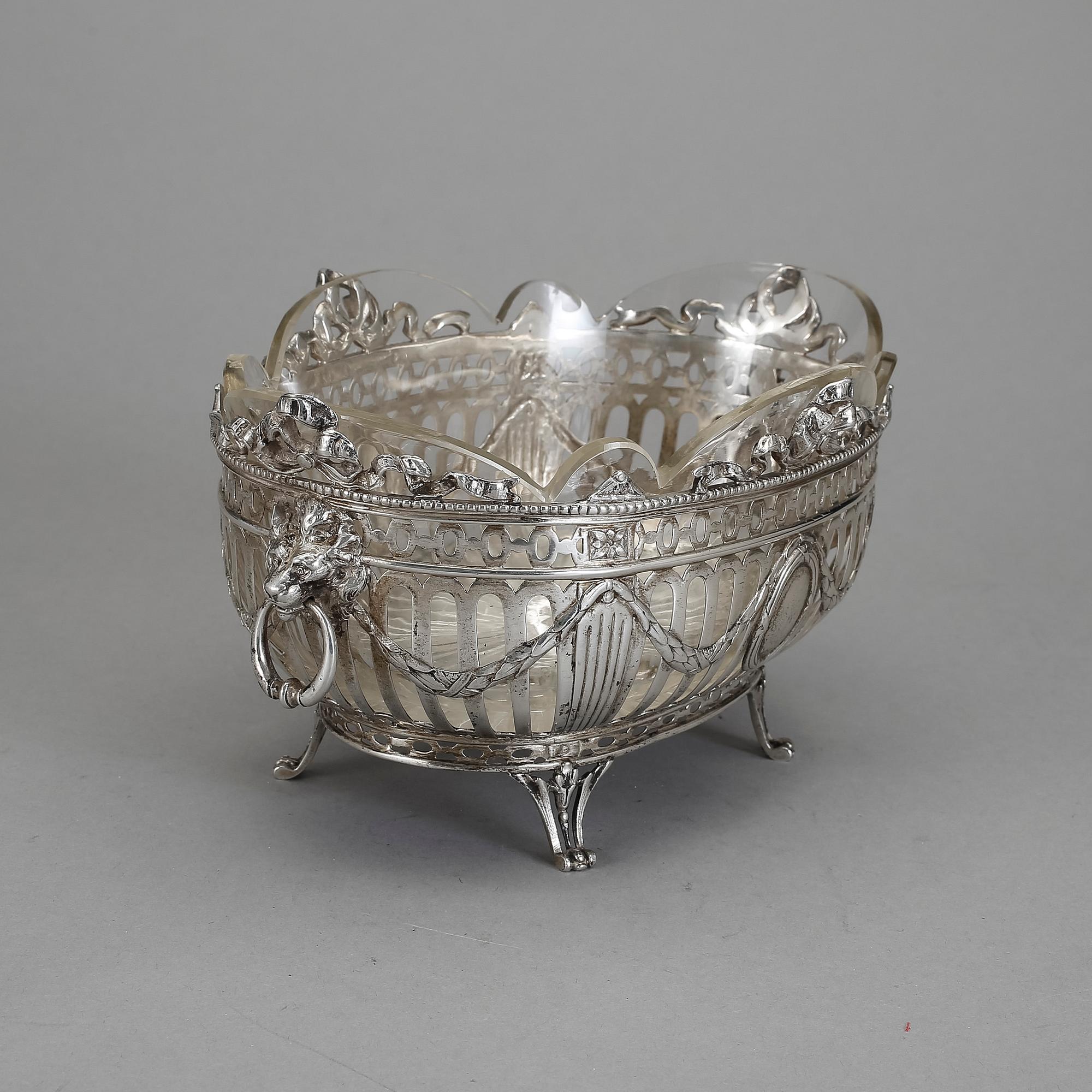 SKÅL, låghaltigt silver med glasinsats, Tyskland, 1900-talets första hälft. Silvrets vikt ca 500g.