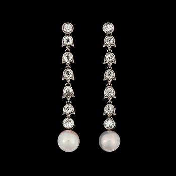 1212. A pair of antique- and old cut diamond and natural pearl earrings, tot. app. 2.10 cts.