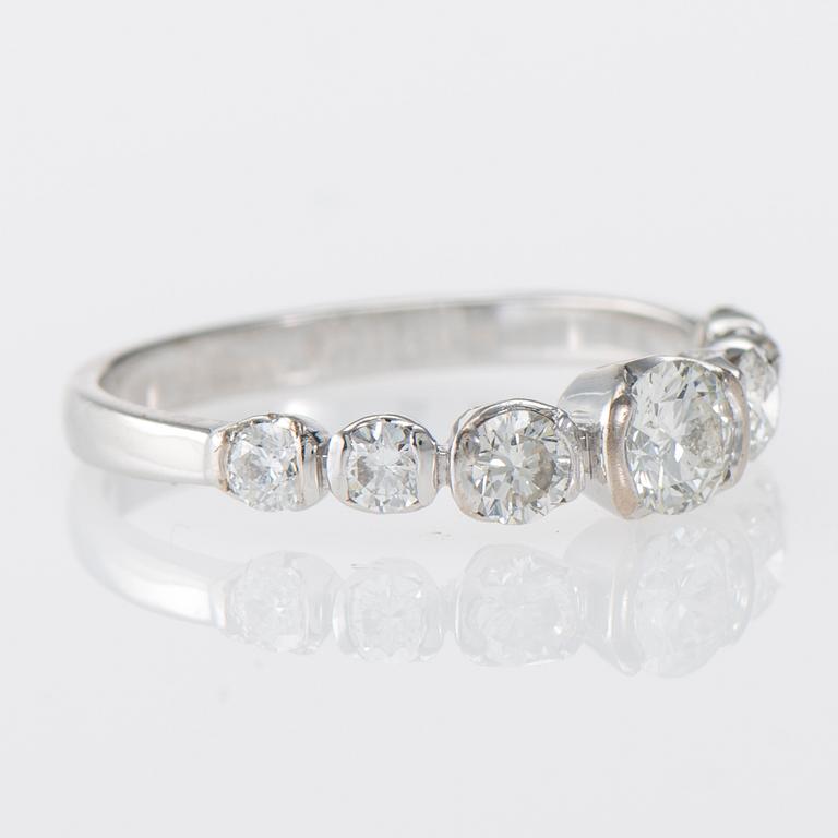 RING, 18K vitguld, briljantslipade diamanter. Manu-Koru, Helsingfors. Vikt ca 2,4 g.