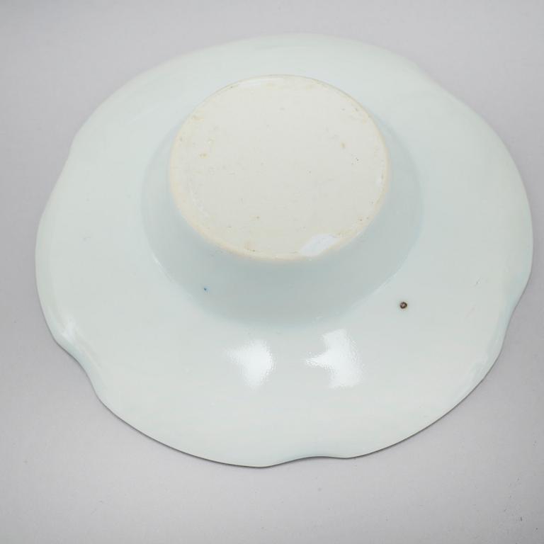 Three pieces of chinese porcelain from China, 18th to 20th century.