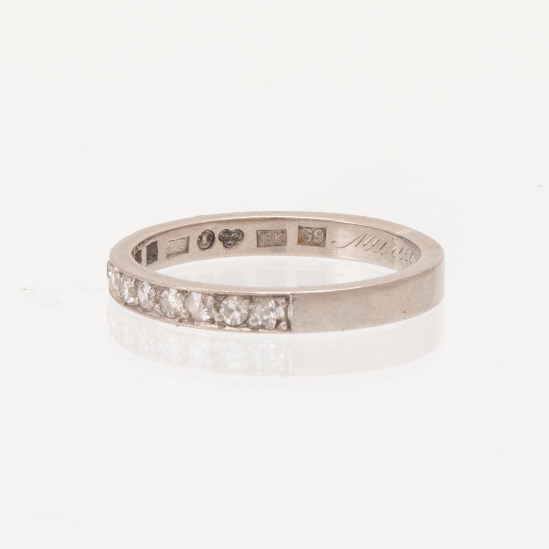 Ring halvallians 18K vitguld med runda enkelslipade diamanter, Stockholm 1957.