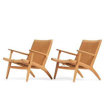 473. Hans J. Wegner, a pair of "CH25" easy chairs, Carl Hansen & Son, Denmark, 1960s.