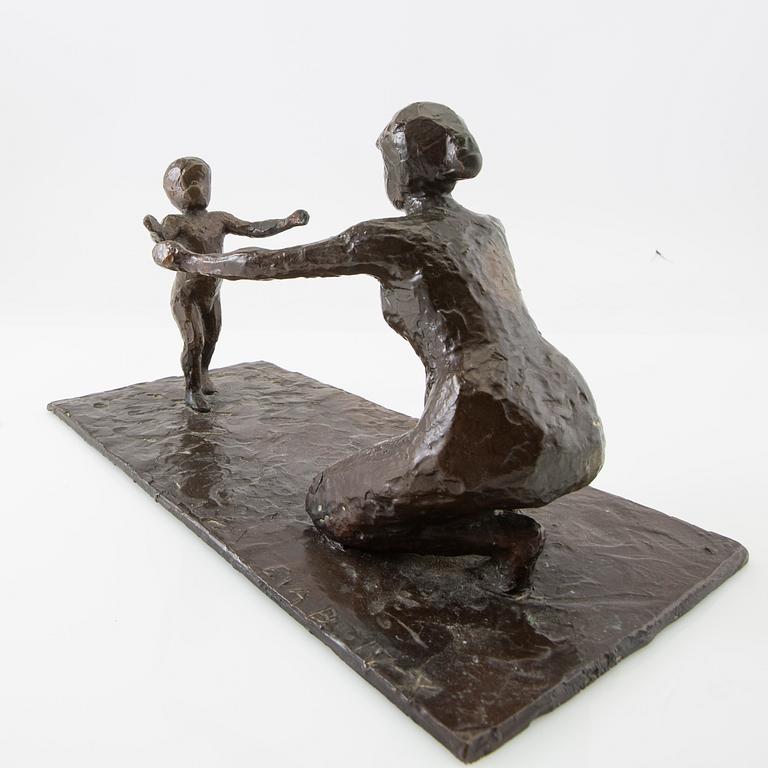 Eva Berggren, sculpture Mother and Child.