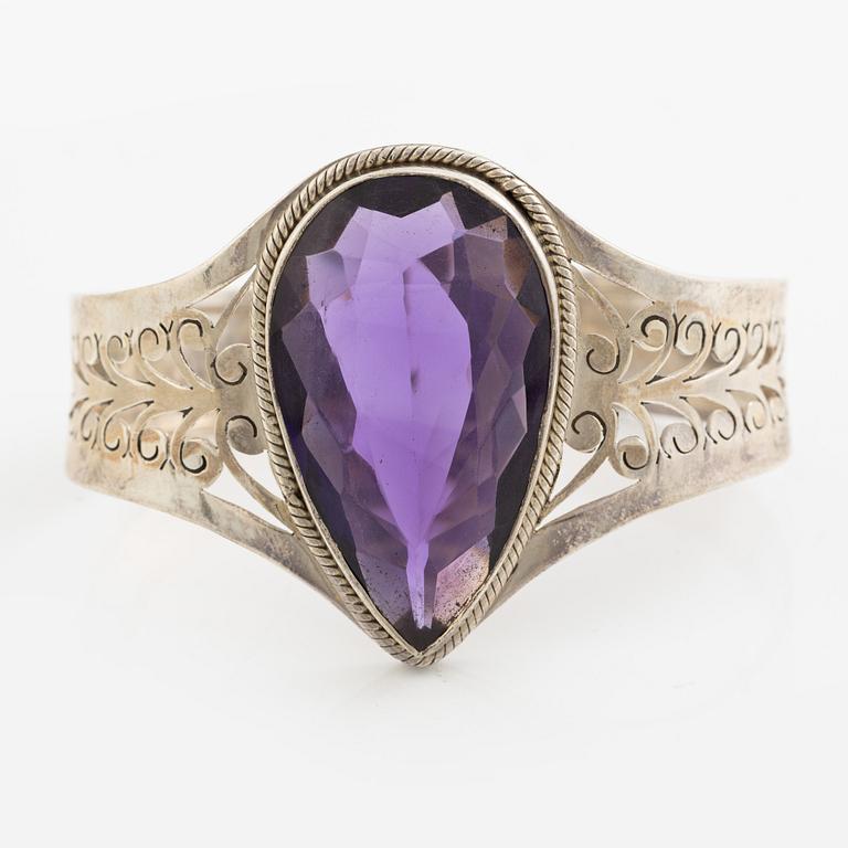 Arm ring, silver with drop-cut amethyst.