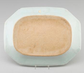 STEKFAT, porslin, Kina, Qianlong 1736-1795.