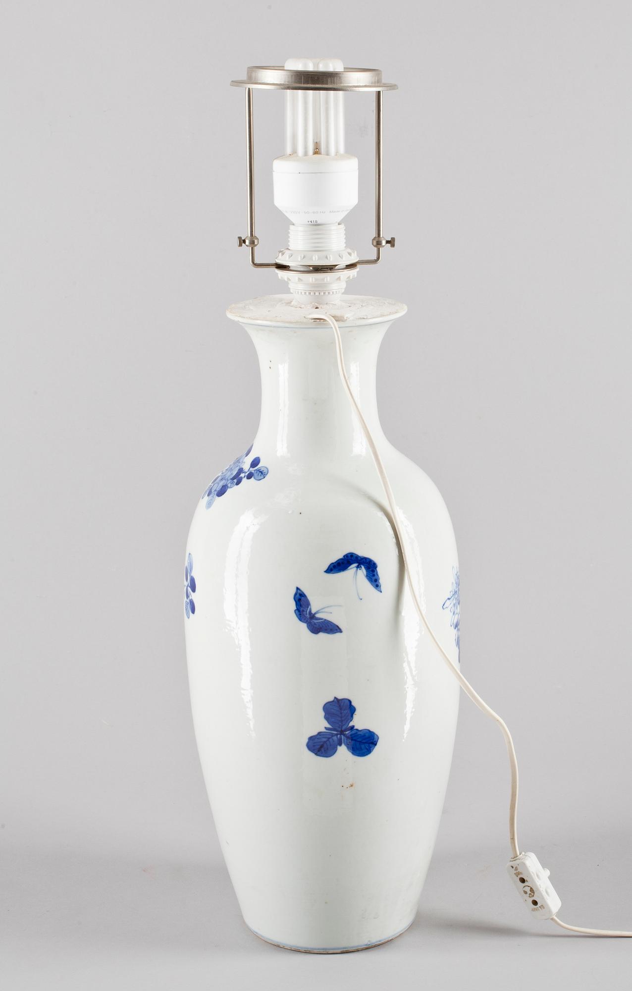 URNA / BORDSLAMPA, porslin, Kina, sen Qing, 1800-tal.