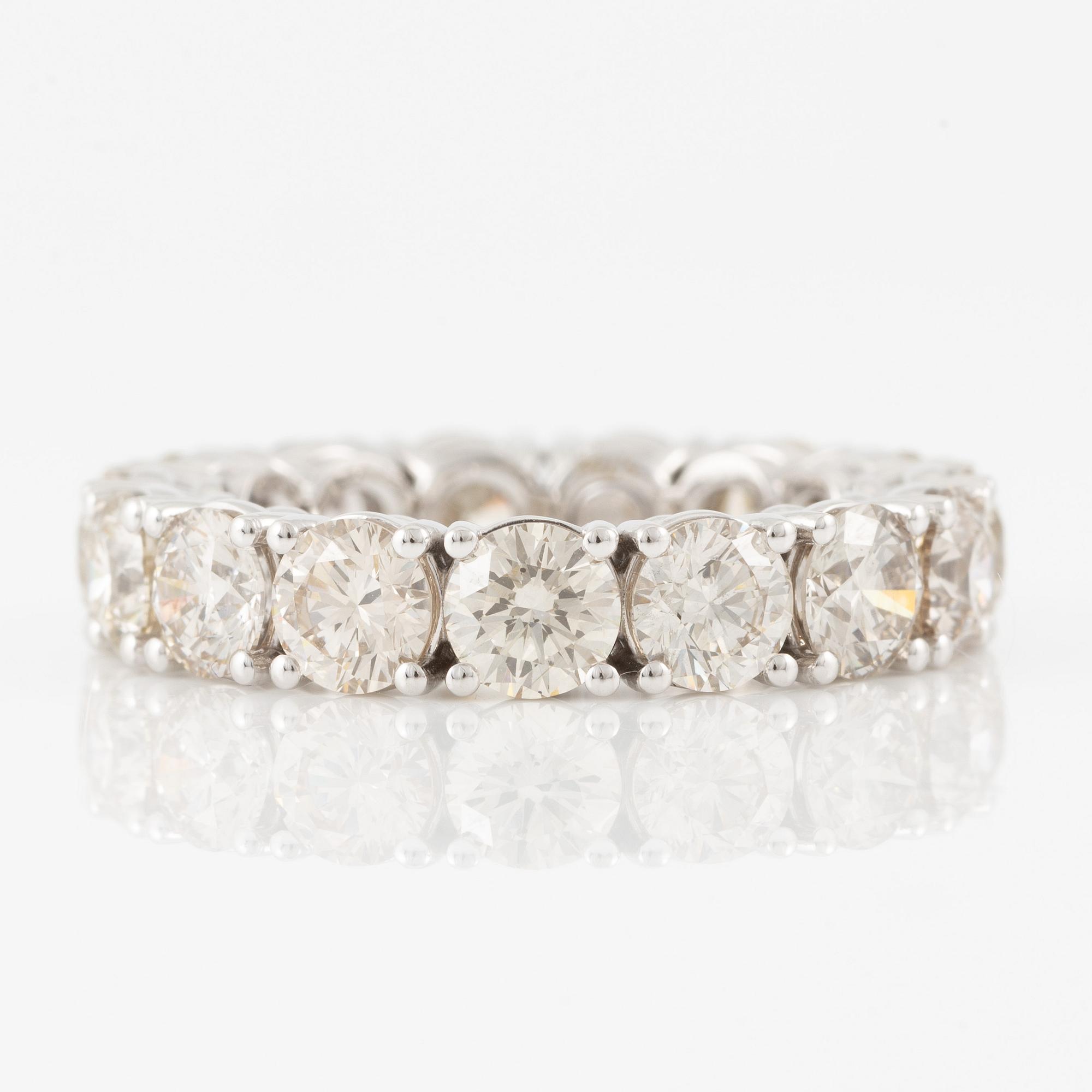 Ring in 18K gold with round brilliant-cut diamonds, full eternity band.