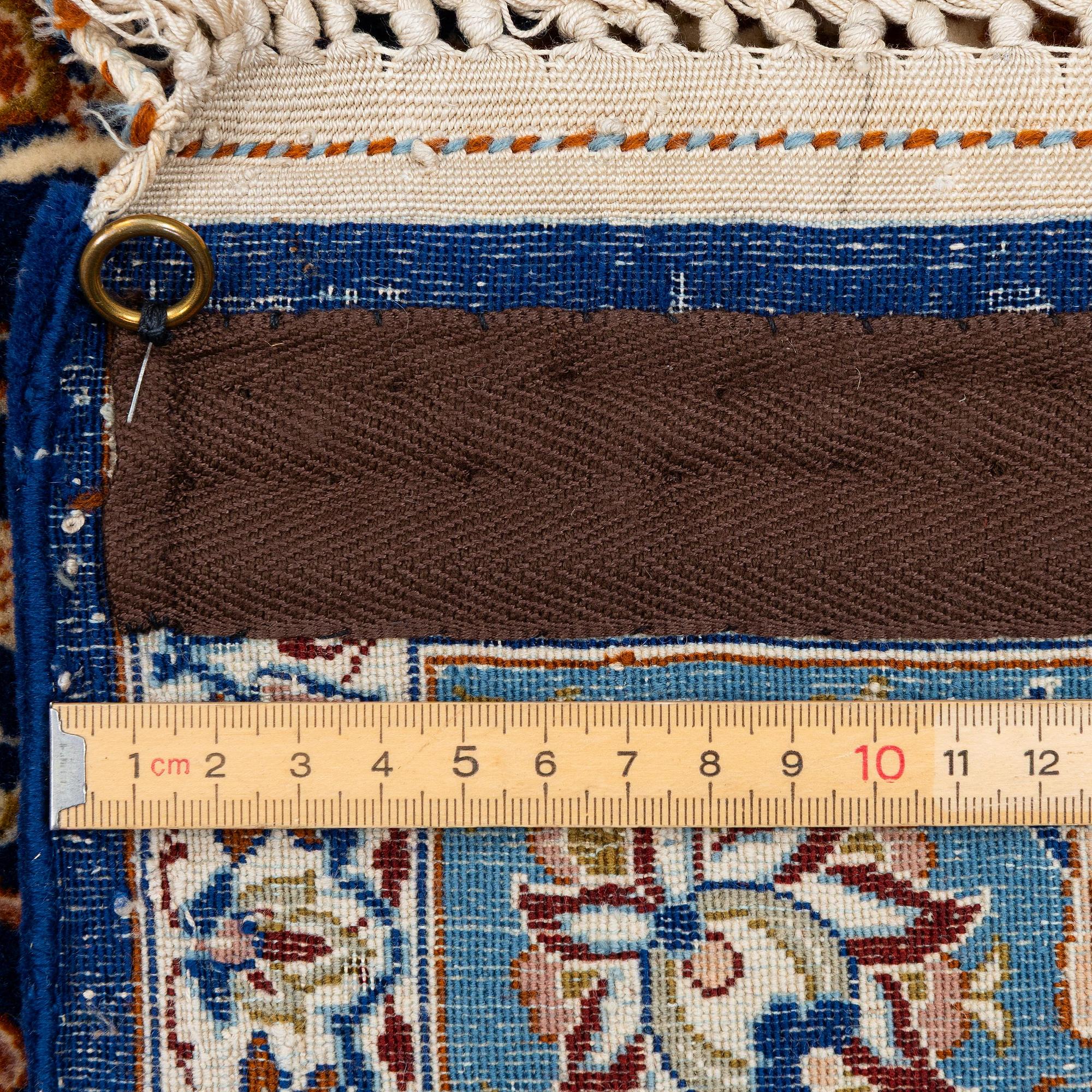 Matta, semiantik Isfahan, Centrala Persien, part silk, signerad, ca 175 x 106 cm.