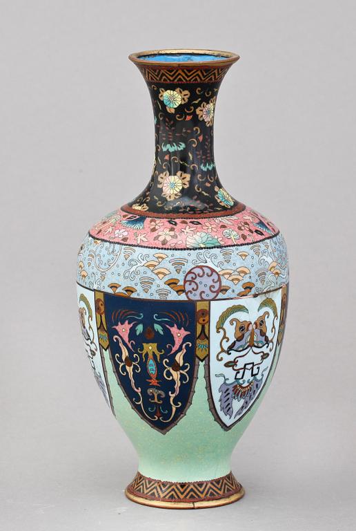 BONBONJÄR samt VAS, cloisonne, Kina, 1800/1900-tal.