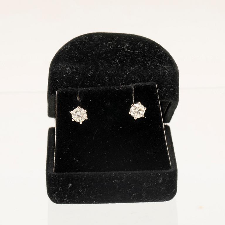 Örhängen vitguld 18K och briljantslipade diamanter.