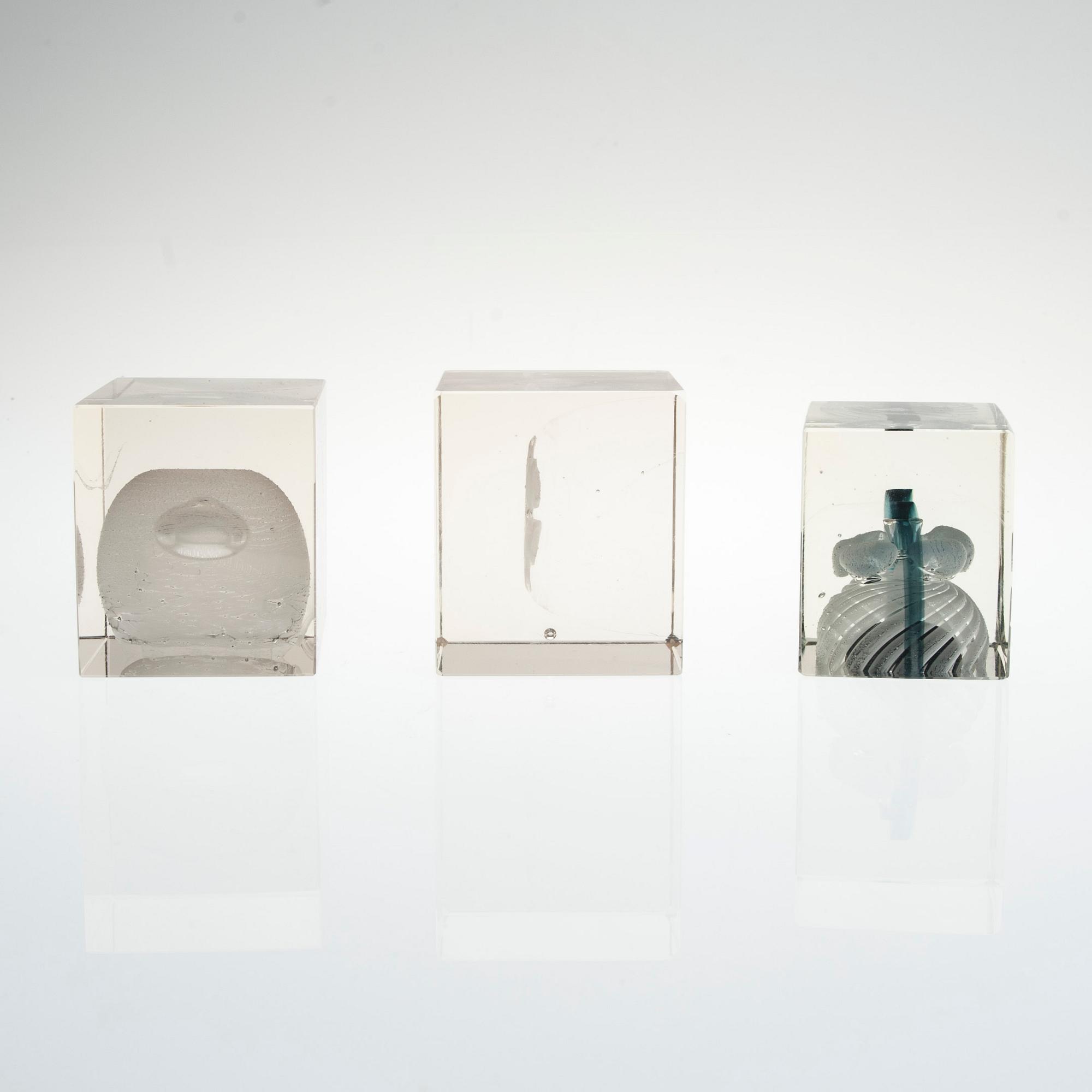 KUBER, 3 st, glas, osignerade.