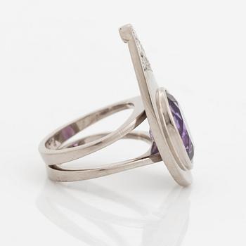 An 18K white gold ring set with a faceted amethyst weight ca 6.00 cts.