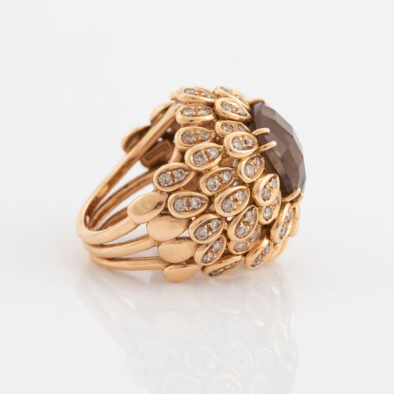 An 18K gold and smoky quartz ring set with round brilliant-cut diamonds.